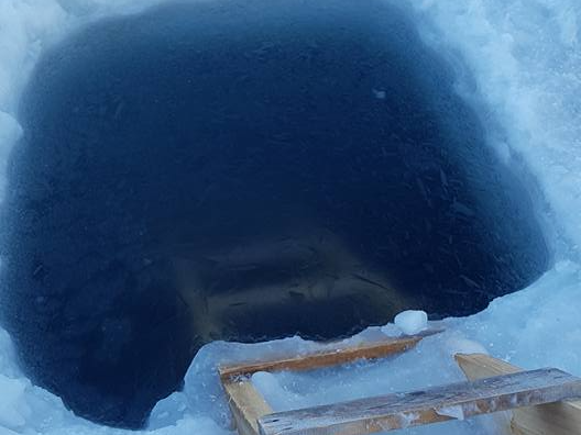 바다 한가운데 얼음을 깨서 만들어놓은 천연 냉탕