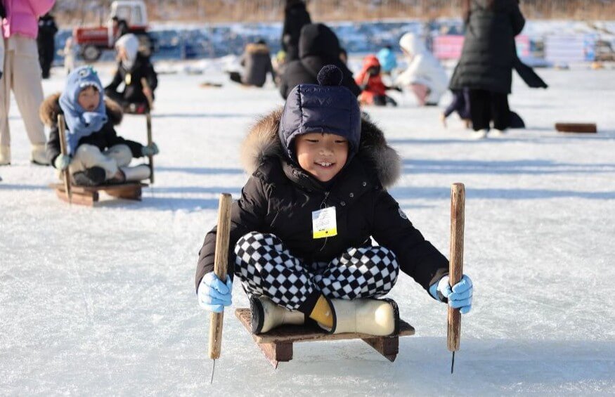 어린이가-눈썰매를-타고-있습니다.