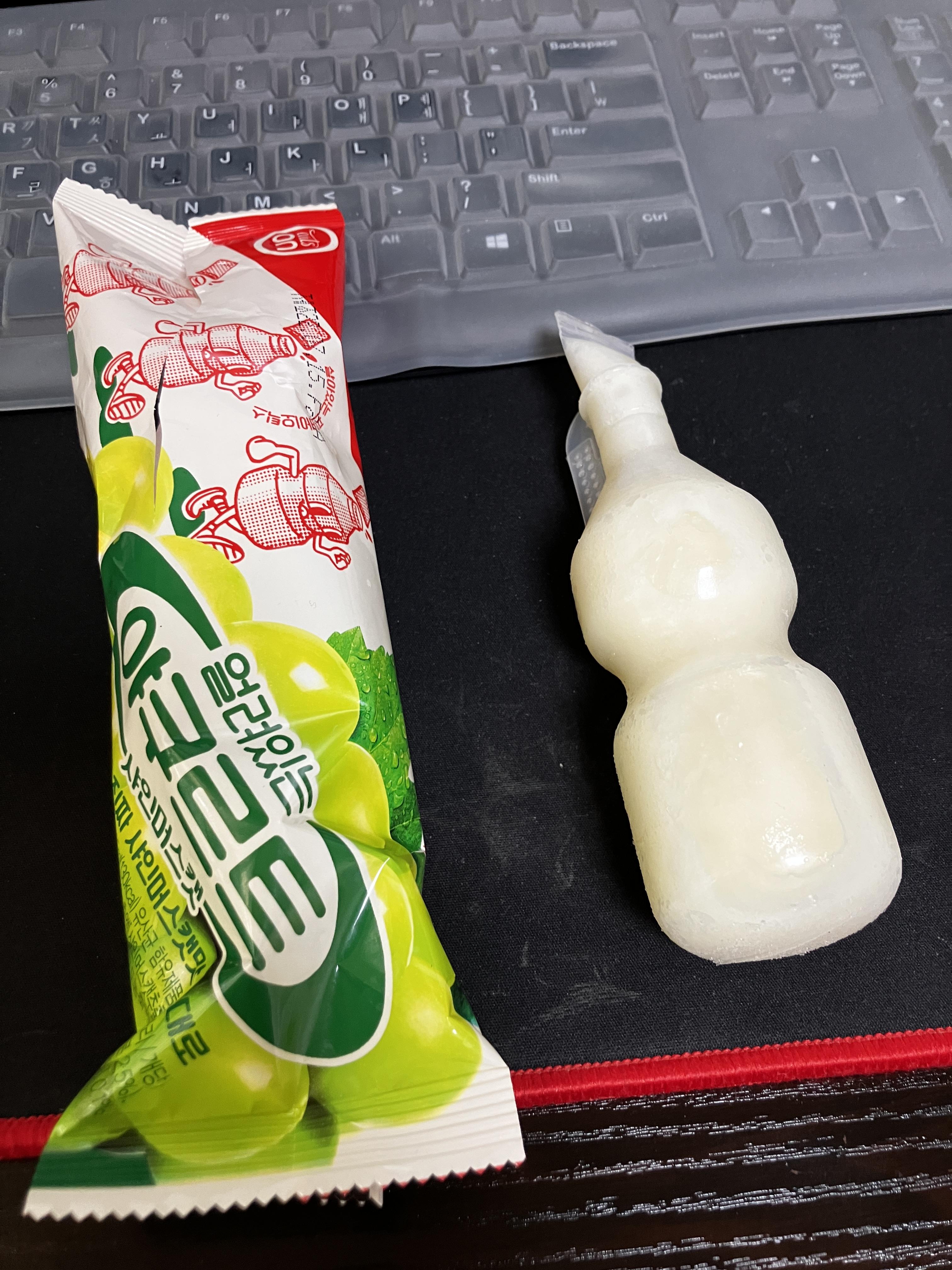 얼려있는 야쿠르트 샤인머스캣 아이스크림 후기