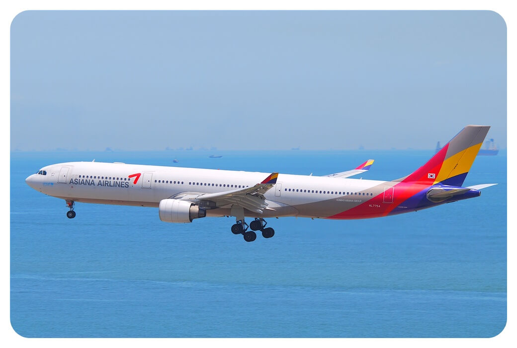 아시아나항공 A330-300 여객기가 하늘을 비행하고 있는 모습을 찍은 사진