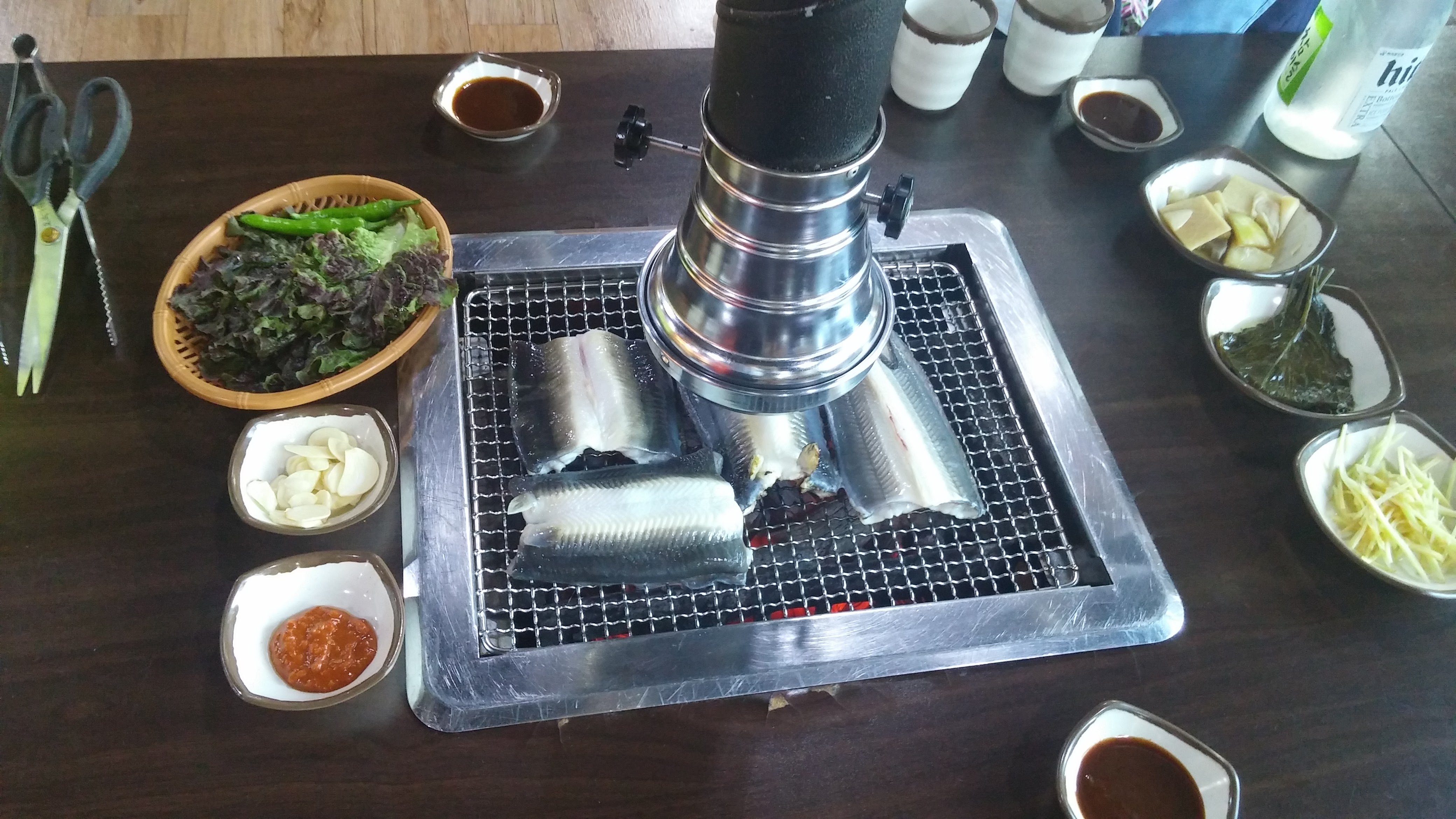 장어가 숯불 불판에 올려져 구워지는 장면