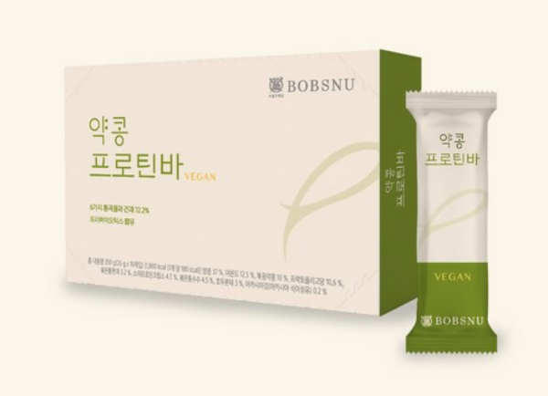 약콩 프로틴바 입니다. 이 프로틴바는 비건 인증을 받았고, 달걀 1개분에 해당하는 단백질이 8 g 들어있습니다. 식이섬유도 풍부해서 식단 조절 할때도 큰 도움을 받을 수 있습니다.