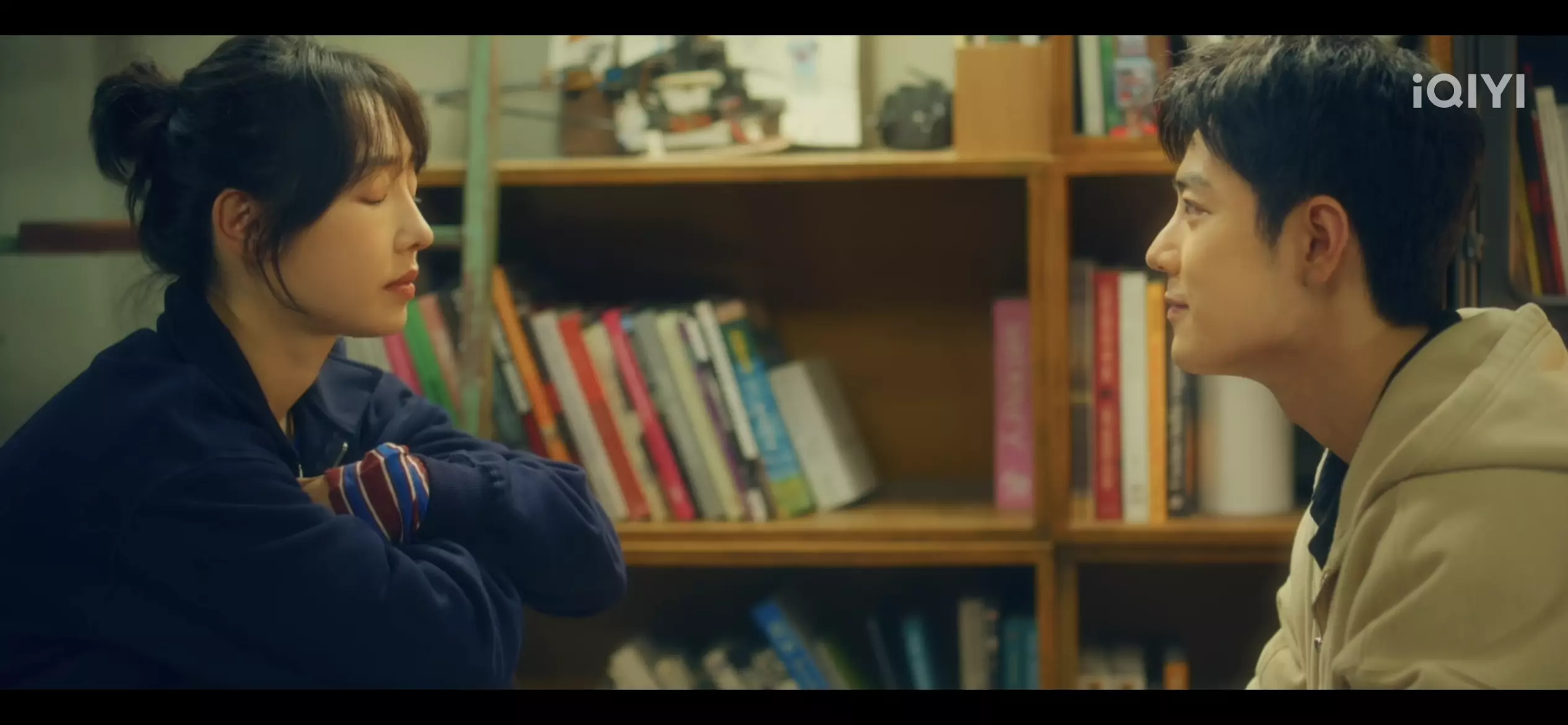 눈감고-있는-여자와-보고-있는-남자-교양반아-사진