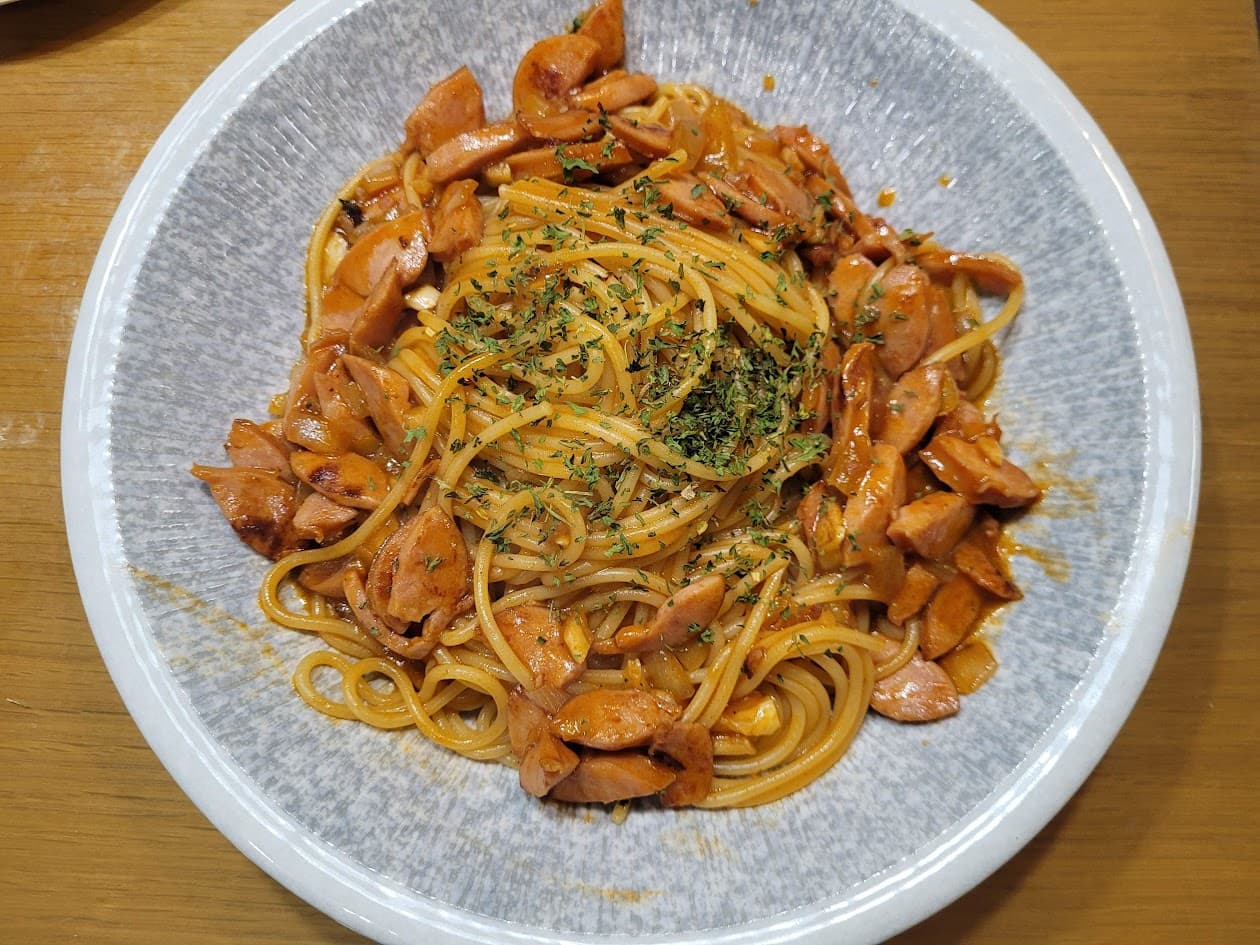 접시에 담긴 토마토케찹 파스타