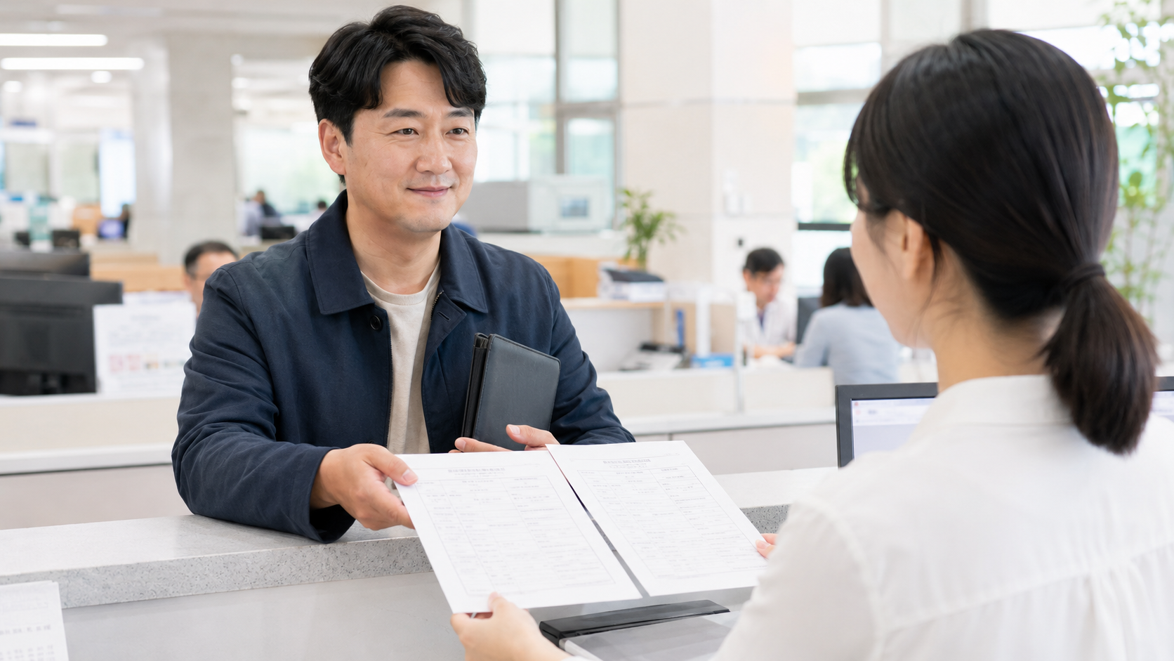 시·군·구청 민원 창구에서 두 장의 신청서를 함께 제출하는 창업자