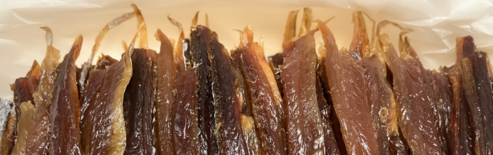 윤기 반들한 과메기박스의 일부.