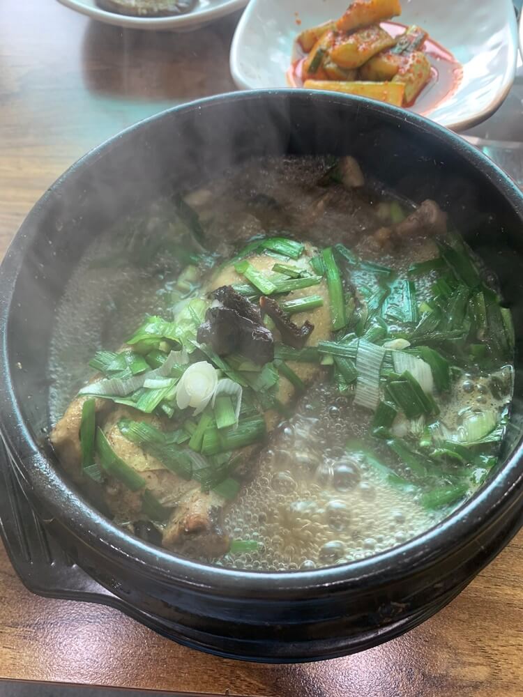 부글부글 끓는 능이삼계탕