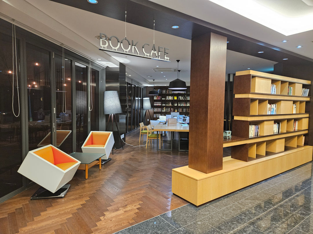 디아넥스 호텔 독서실