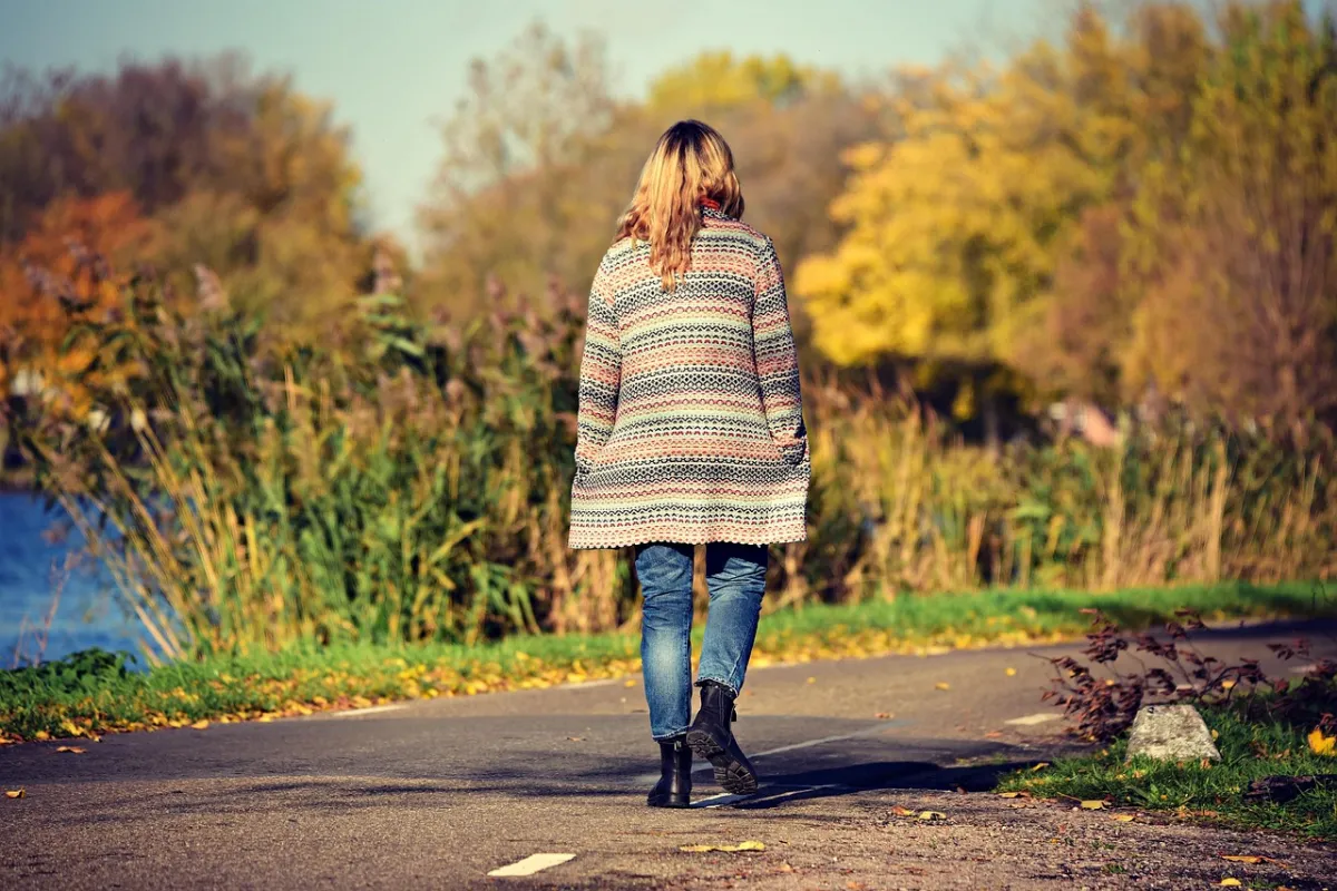 혼자-걷고있는-여성