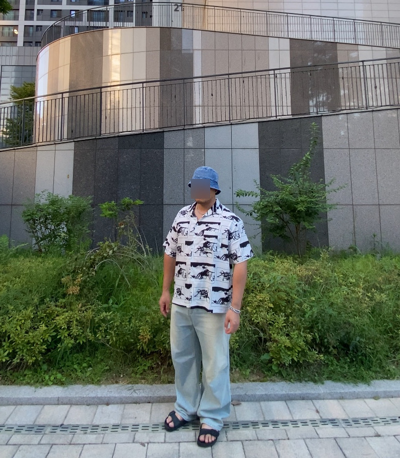 데일리룩('26. 9. 8.)루오에스펙 워싱 데님 버킷햇, 매스노운 오버핏 하와이안셔츠, 에러스익셉티드 와이드스트레이트 팬츠, 버켄스탁 슬리퍼, 케이엔드 나바호 터키석 목걸이 팔찌