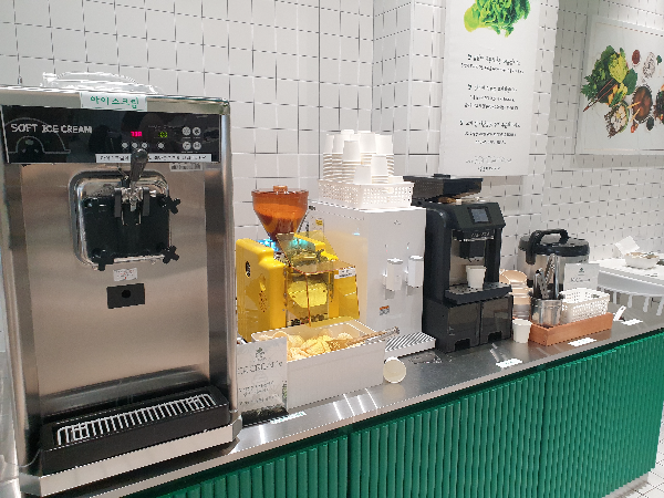 후식 코너. 아이스크림 뻥튀기 그리고 커피까지 있다.