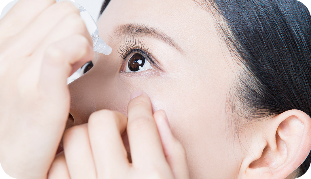 #눈에 안약을 넣고 있는 여성