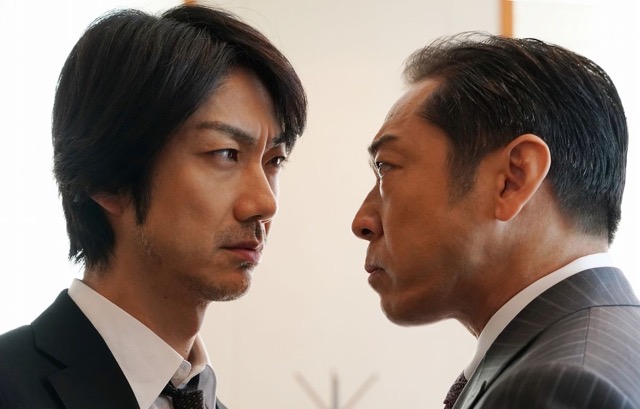 영화 《일곱 개의 회의》에서 조직 내 진실을 파헤치려는 주인공과 권력을 지키려는 상사가 정면으로 맞서는 장면. 말보다 강한 침묵과 눈빛의 충돌이 긴장감을 극대화한다.