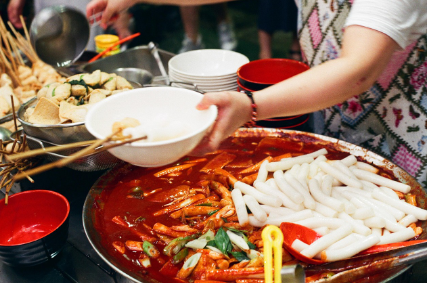 밤 12시에도 떡볶이를 먹는 나라, 한국 길거리 음식 문화의 매력