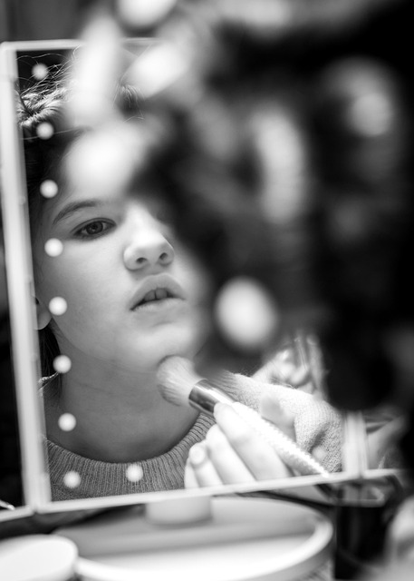 화장은 왜 사람의 태도와 선택까지 바꾸는가 이미지