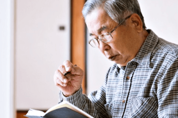 노안때문에 돋보기안경을 쓰는 할아버지