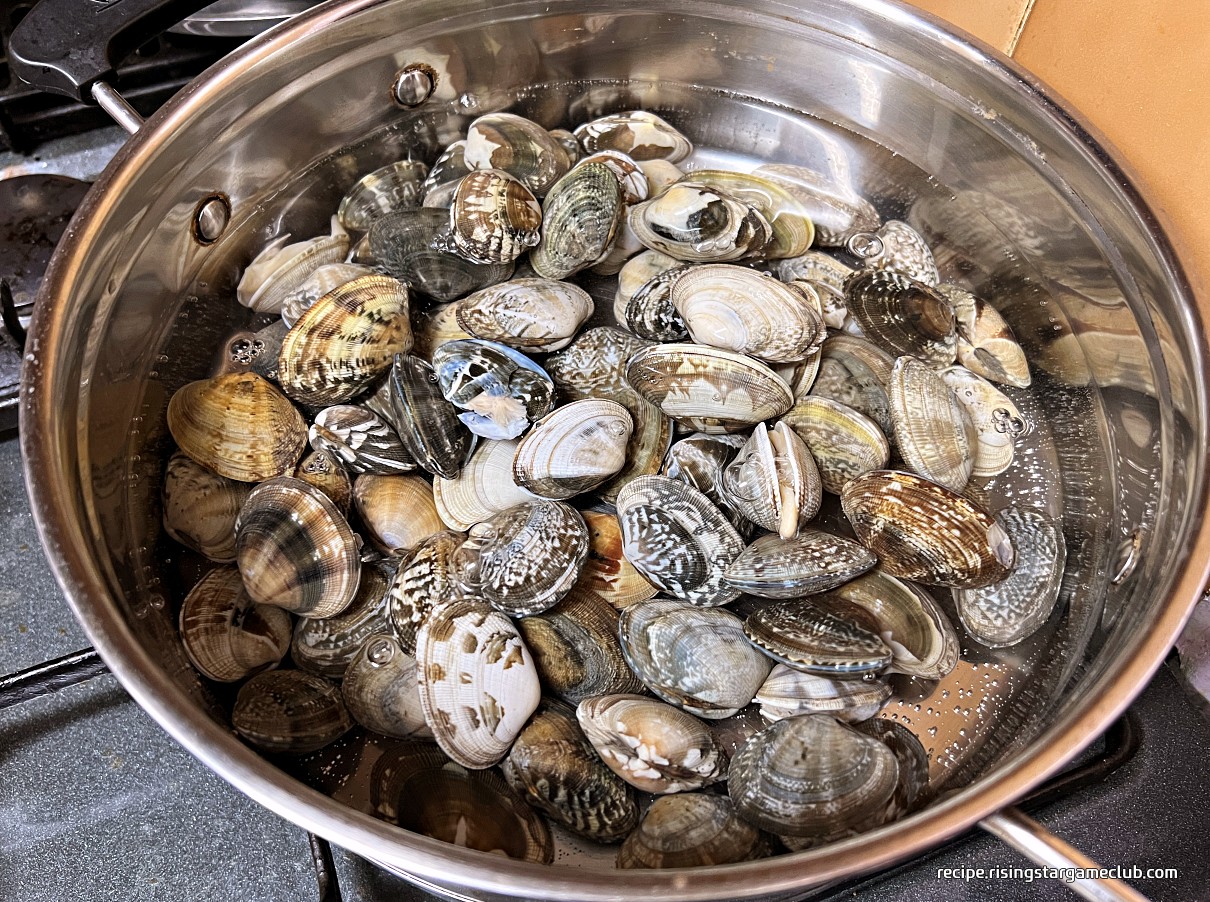끓는 물에 바지락을 넣은 사진