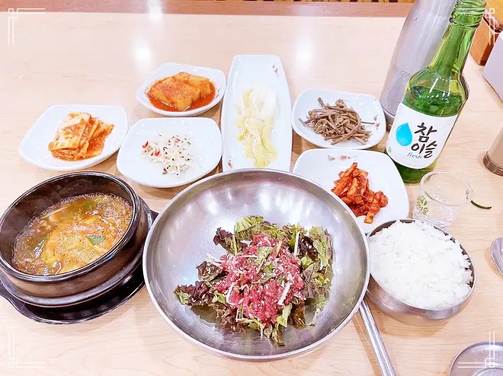 진심 가득 건강 담은 맛 종로 5가 맛집 추천 생방송투데이 육회 육회비빔밥 육사시미 육회탕탕이 주말 8백 인분 완판 광장시장 필수 코스 오늘방송 소문의 맛집
