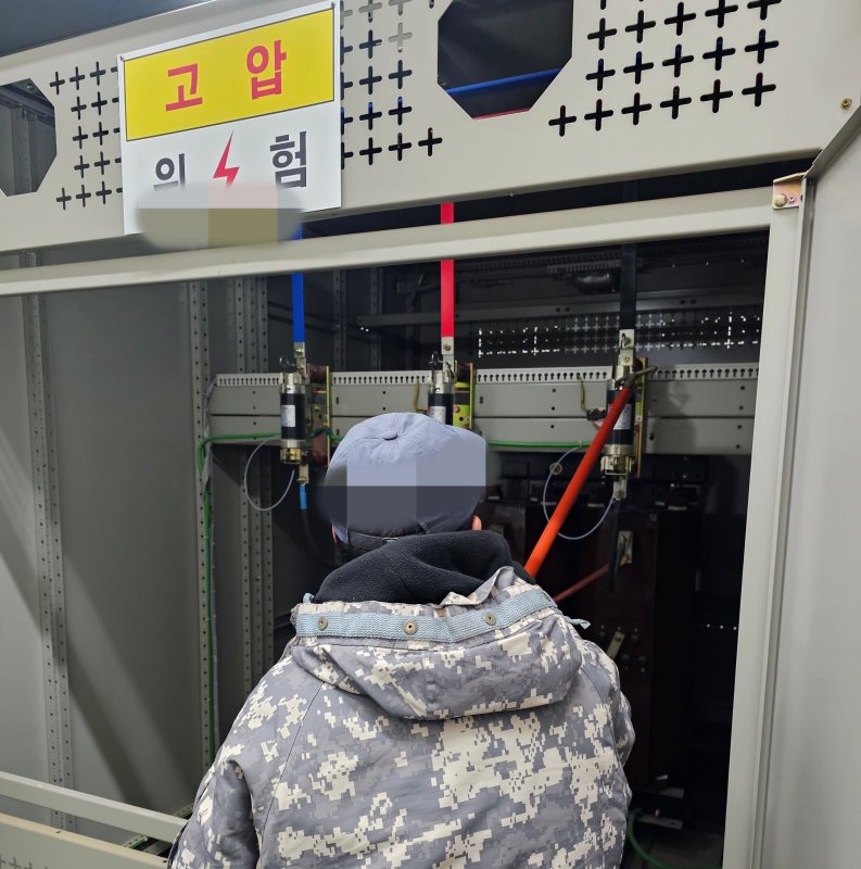 수변전설비 파워퓨즈 개방하는 모습