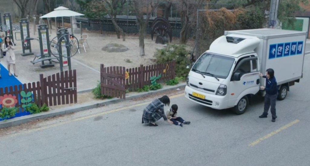 [출처] jtbc 에스콰이어-트럭에 치일 뻔한 아이