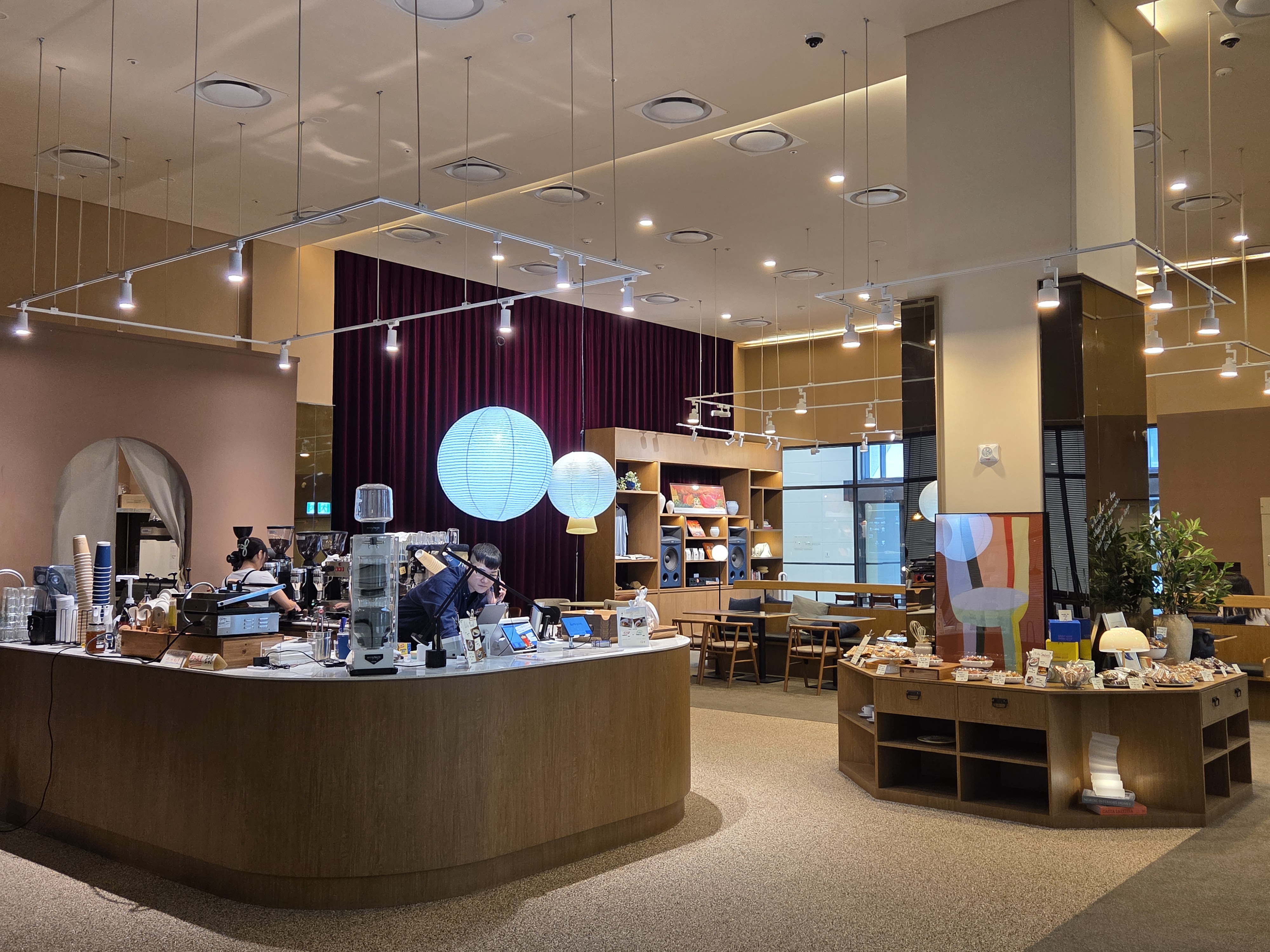 크레스타운 커피 마곡코엑스점 바리스타 존과 원형 조명&amp;#44; 감각적인 인테리어가 돋보이는 매장