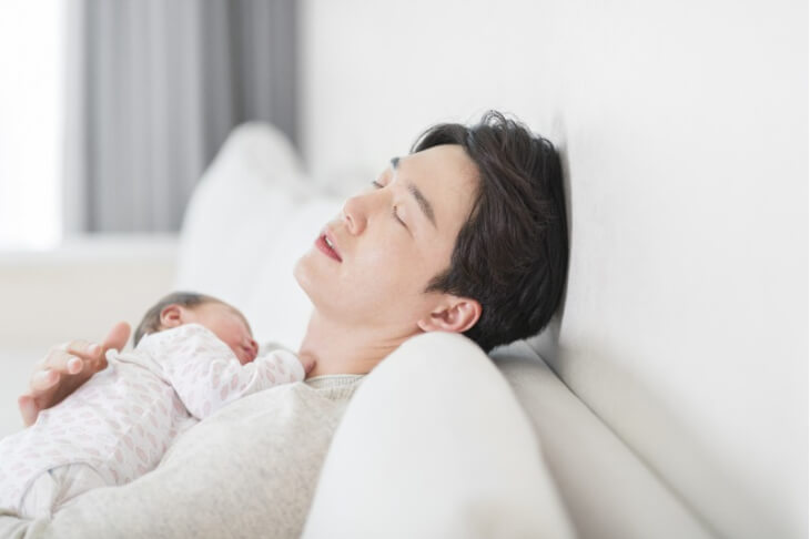아기를-재우는-부모