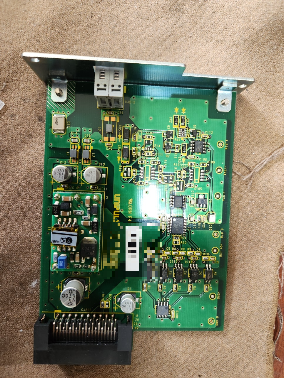 UNPULSE 산업용모니터 TM301 전원회로
레귤레이터 및 주변 콘덴서 교체
신호 증폭부
OP-AMP 및 주변 저항·콘덴서 재구성
기판 리워크
납땜 재정비 및 탄화된 구간 클리닝
출력단 점검
출력 신호 정상화 테스트
종합 테스트
실제 센서 신호 입력 모의시험 진행
수리 결과
전면 표시 정상 복구
토크값 정확하게 측정됨
신호 출력 안정화 확인
연속 런닝 테스트 1시간 이상 문제 없음
➡ 설비에 즉시 재장착 가능 상태로 수리 완료 수리 과정 by 메트영남