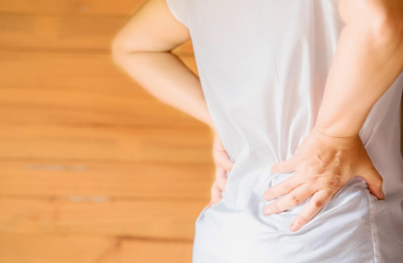 엉덩이 위를 잡고 있는 모습