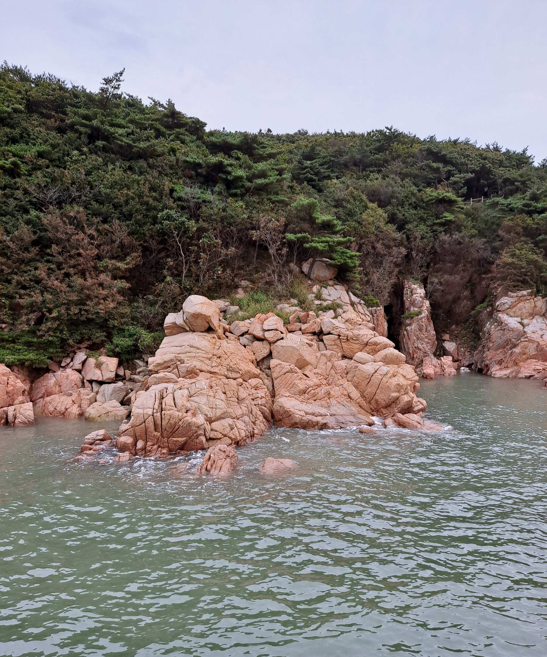 기암괴석이 물에 잠기다