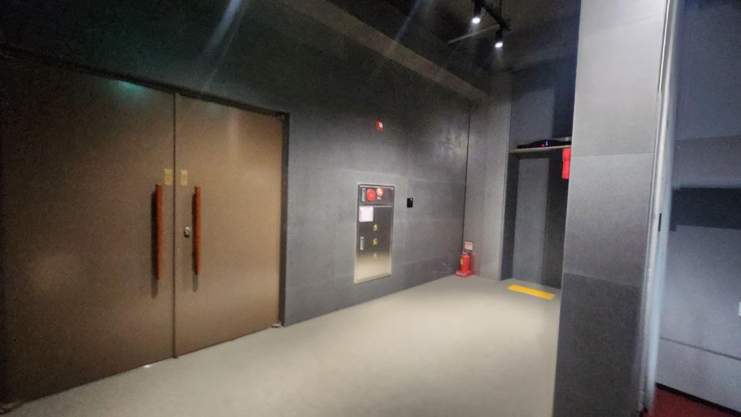 명화라이브홀 객석 1층 복도