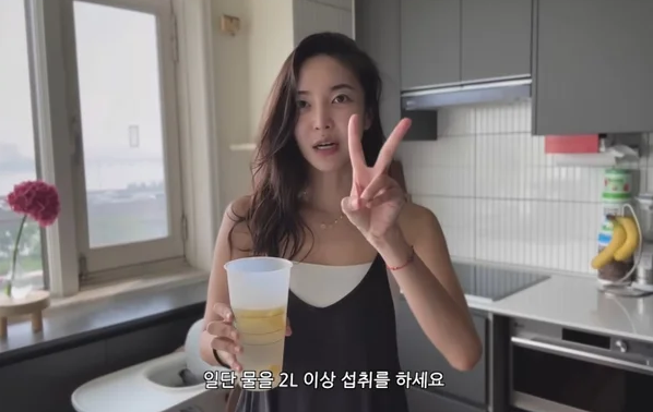 김윤지가 유튜브 채널을 통해 팬들과 소통하는 장면