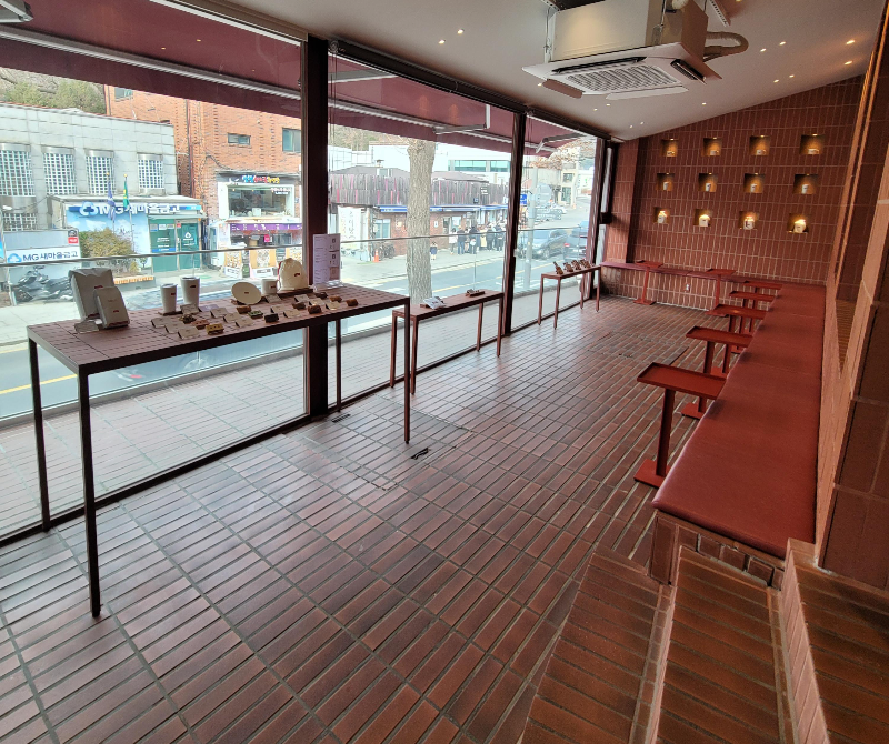 브릭샌드 삼청점 카페 1층 테이블