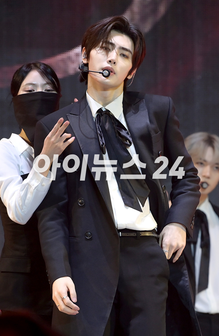 그룹 엔하이픈 성훈이 22일 오후 서울 성북구 안암동 고려대학교 화정체육관에서 열린 엔하이픈(ENHYPEN) 미니 4집 &#39;다크 블러드(DARK BLOOD)&#39; 발매 기념 미디어 쇼케이스에서 타이틀곡 &#39;바이트 미&#39; 무대를 선보이고 있다. [사진=정소희 기자]