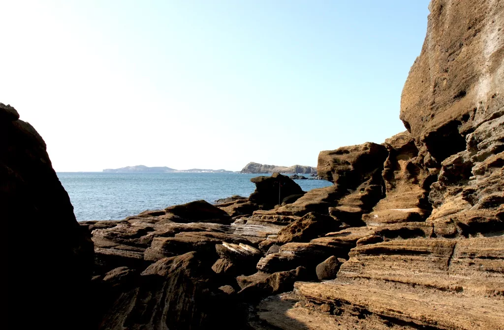 제주 올레길 10-1코스 용머리해안 인근 산방산 아래 해안 절벽 구간 사진.