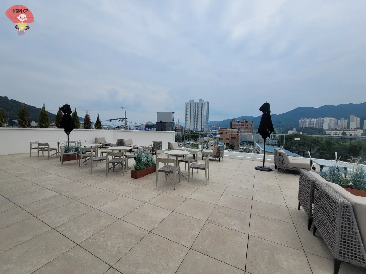 강원도-홍천-스타벅스-3층-야외테라스-텅빈-테이블과-의자들