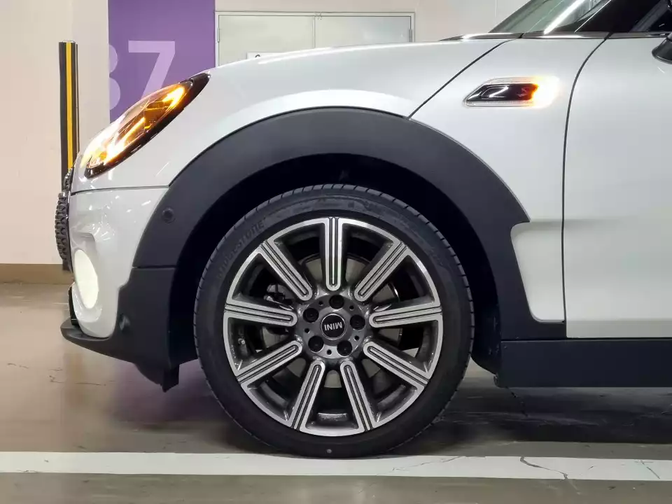 미니 클럽맨 S 18인치 바퀴를 담아봤습니다.