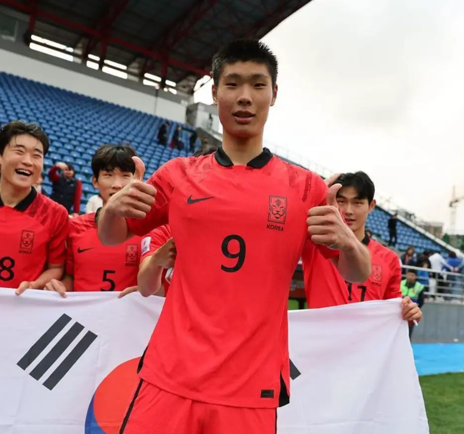 이영준-붉은 유니폼을 입고 두손을 엄지손가락을 세운채 서있는 이영준