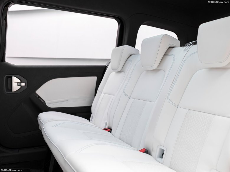 화이트 시트 - 폭이 작아 3명이 안기엔 조금 불편한 사이즈