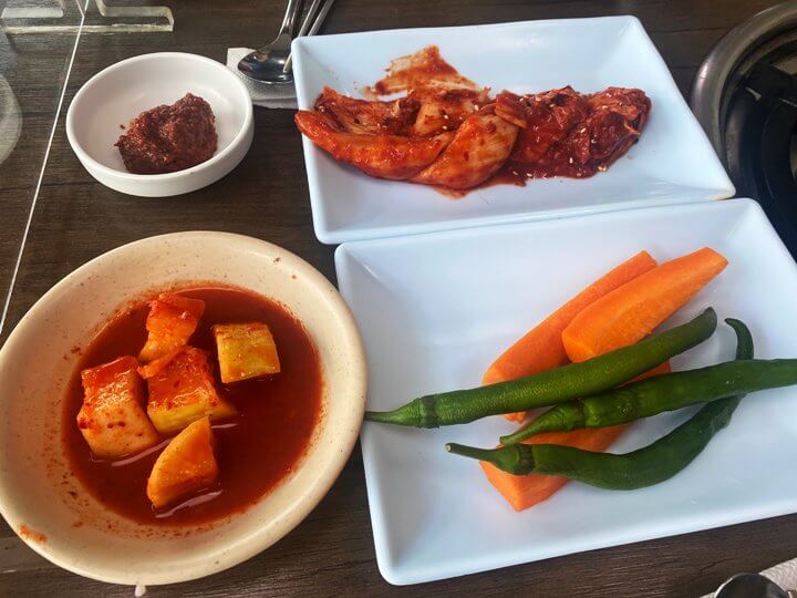 기본반찬-고추-김치-당근