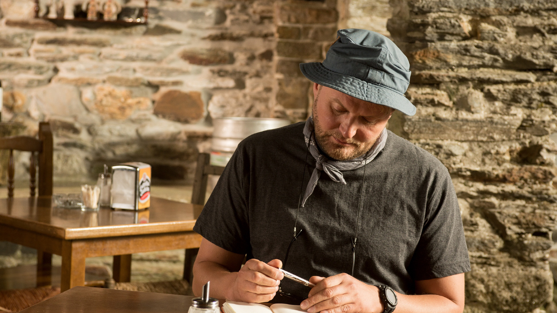 영화 나의 산티아고 주인공, 순례길 카페에서 노트를 적는 장면