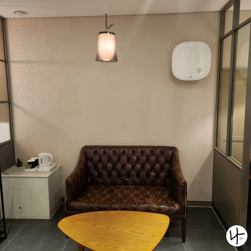 갈색-소파오-나무색-테이블