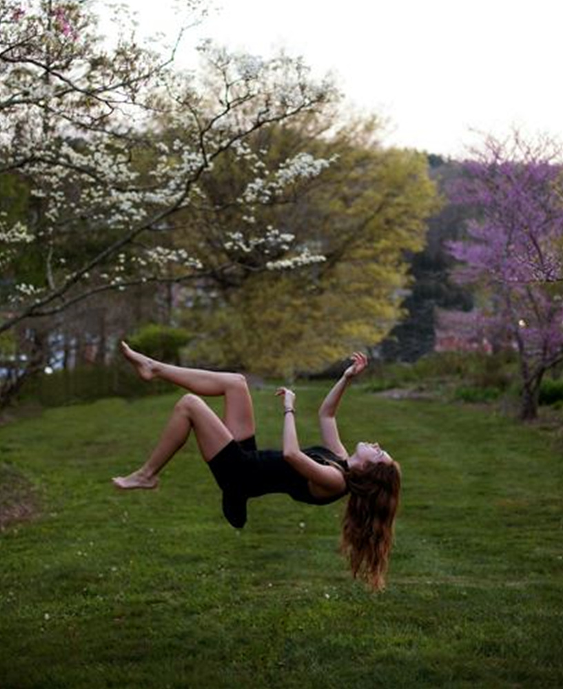 출처:unsplash 제공, 공중에 떠있는 여자 사진