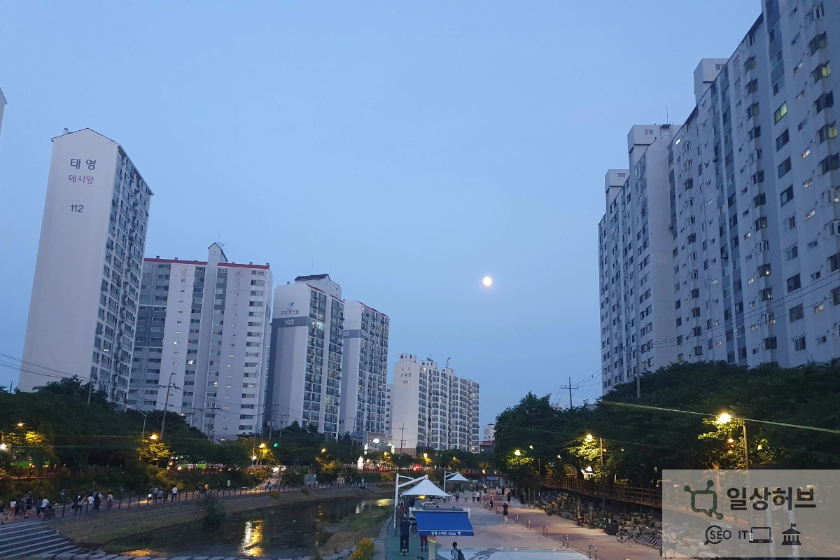 도봉구 산책로에서 보는 아파트와 달 경치