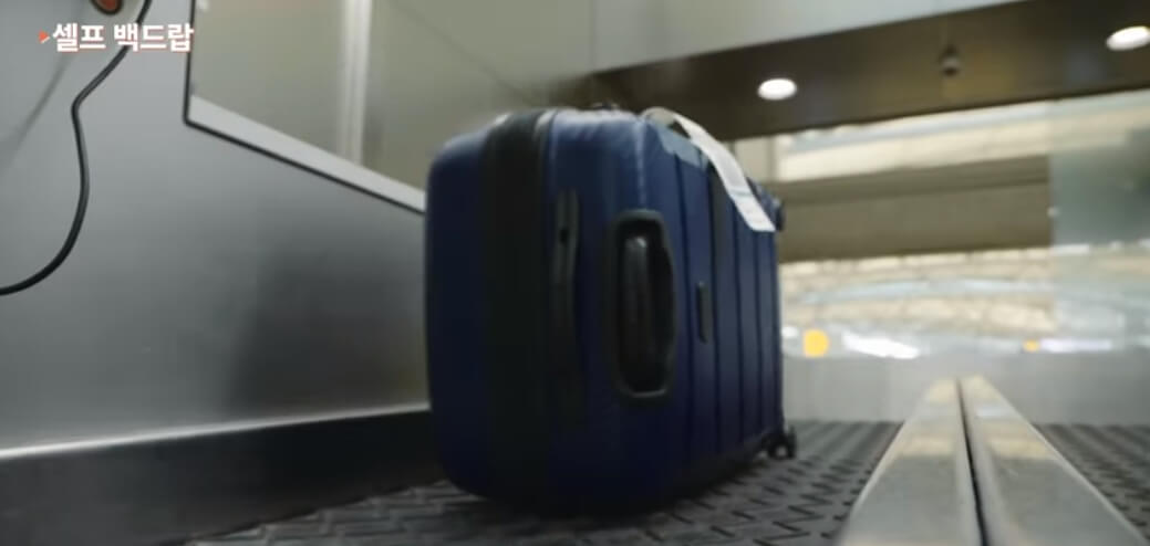 벨트위 수하물이 이동중