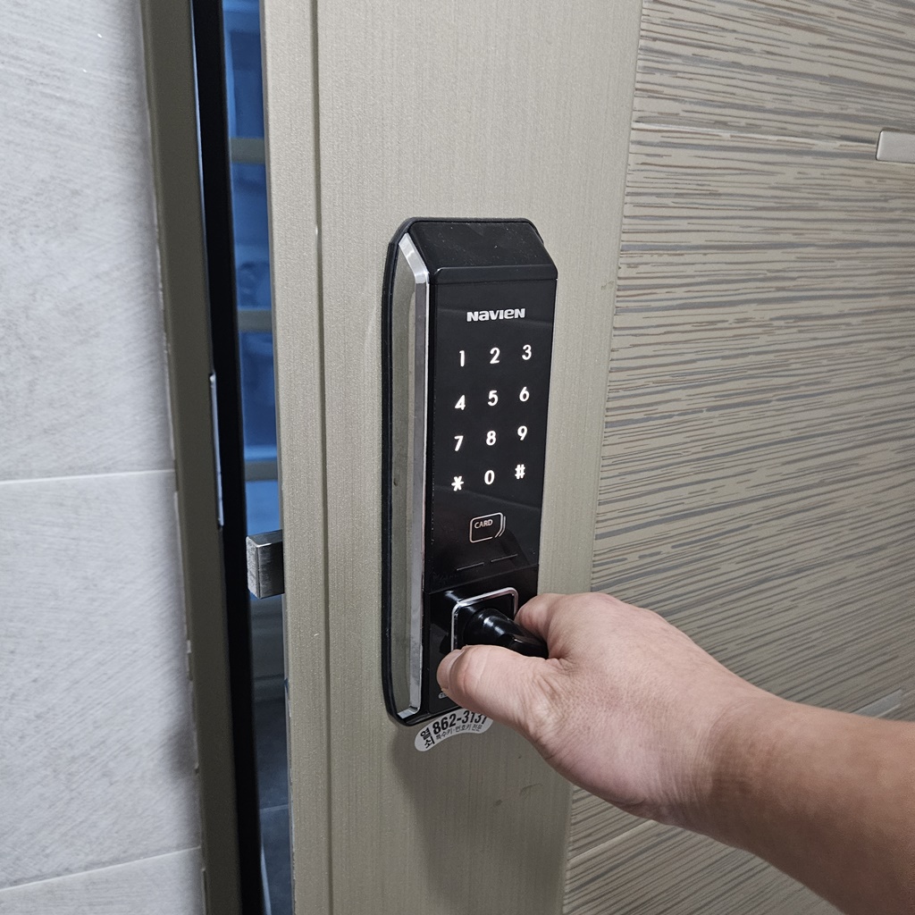 원룸 현관 전자키 도어락 비밀번호 분실 몰라서 잠겼을 때 부수지 않고 파손 손상 없이 여는법 해결 오픈 강제 개문 개방