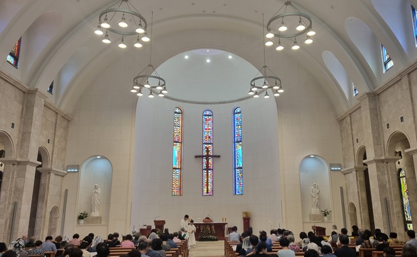 부산 온천성당 성전 안 십자고상, 감실, 제대, 제단 사진