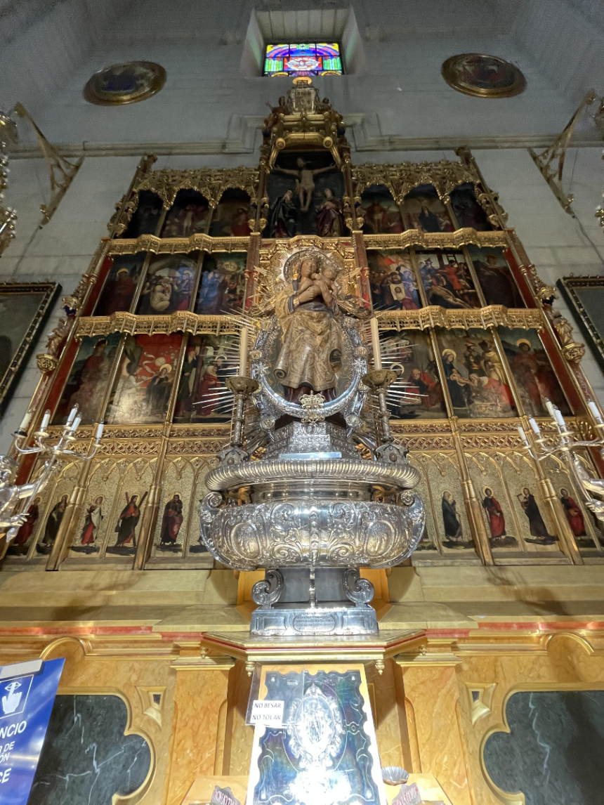 알무데나 대성당 실내