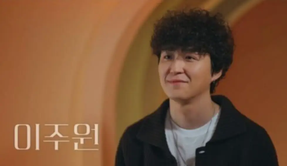 환승연애3-
검은색 짧은 곱슬머리&#44; 검은색 쟈켓에 흰면티를 입고 미소짓는 이주원