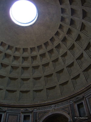 파테온의 구멍 뚤린 천장 모습