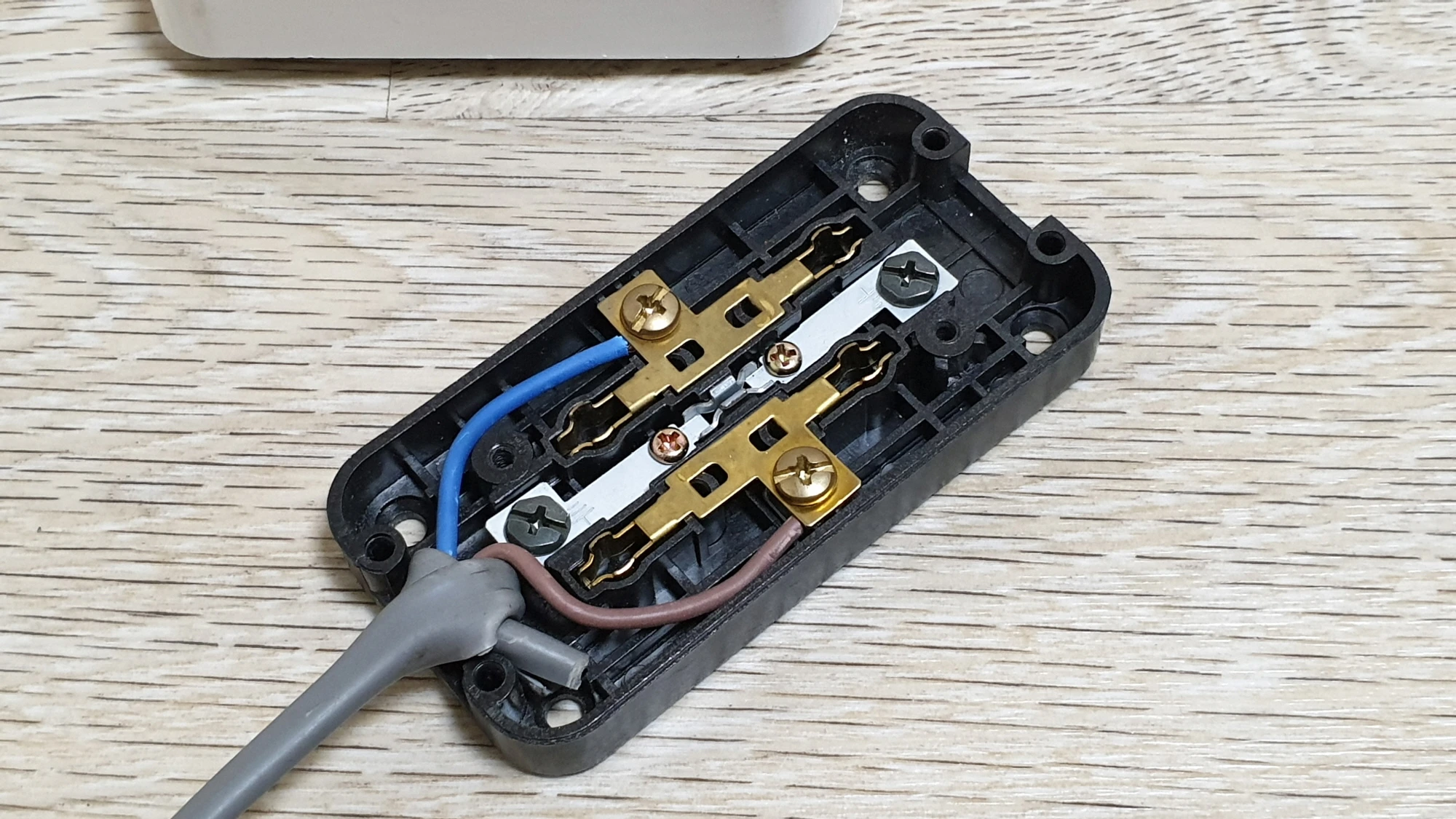 전선 고정 모습